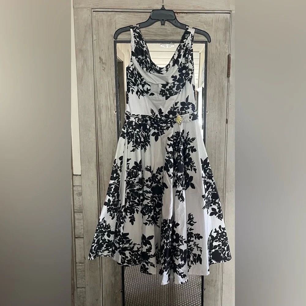 Unique Vintage - Black and White Floral Midi Swing Dress size 10 - Picture 2 of 7